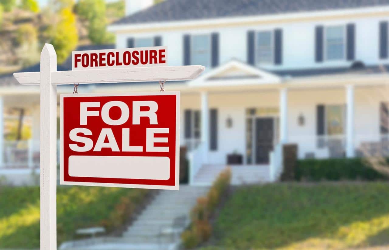 What are the qualifications for free foreclosure legal assistance?