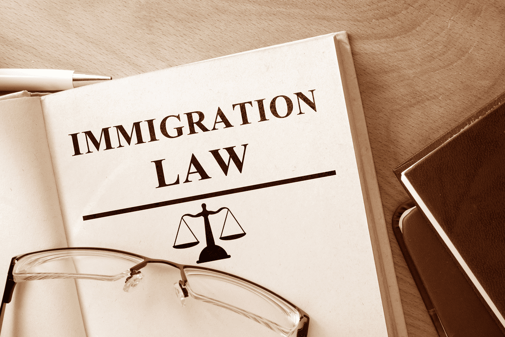 What are the qualifications of an online immigration lawyer