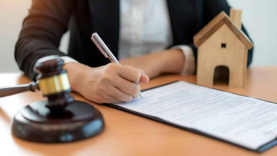 How to negotiate legal fees with a real estate lawyer