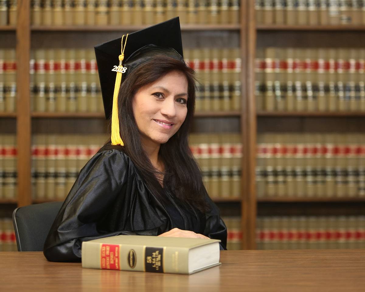 What are the qualifications of a Texas attorney