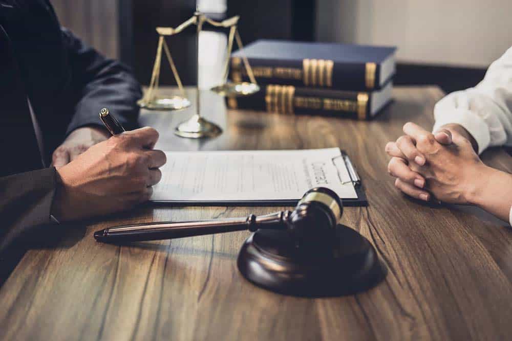 What are the qualifications of a criminal defense lawyer?