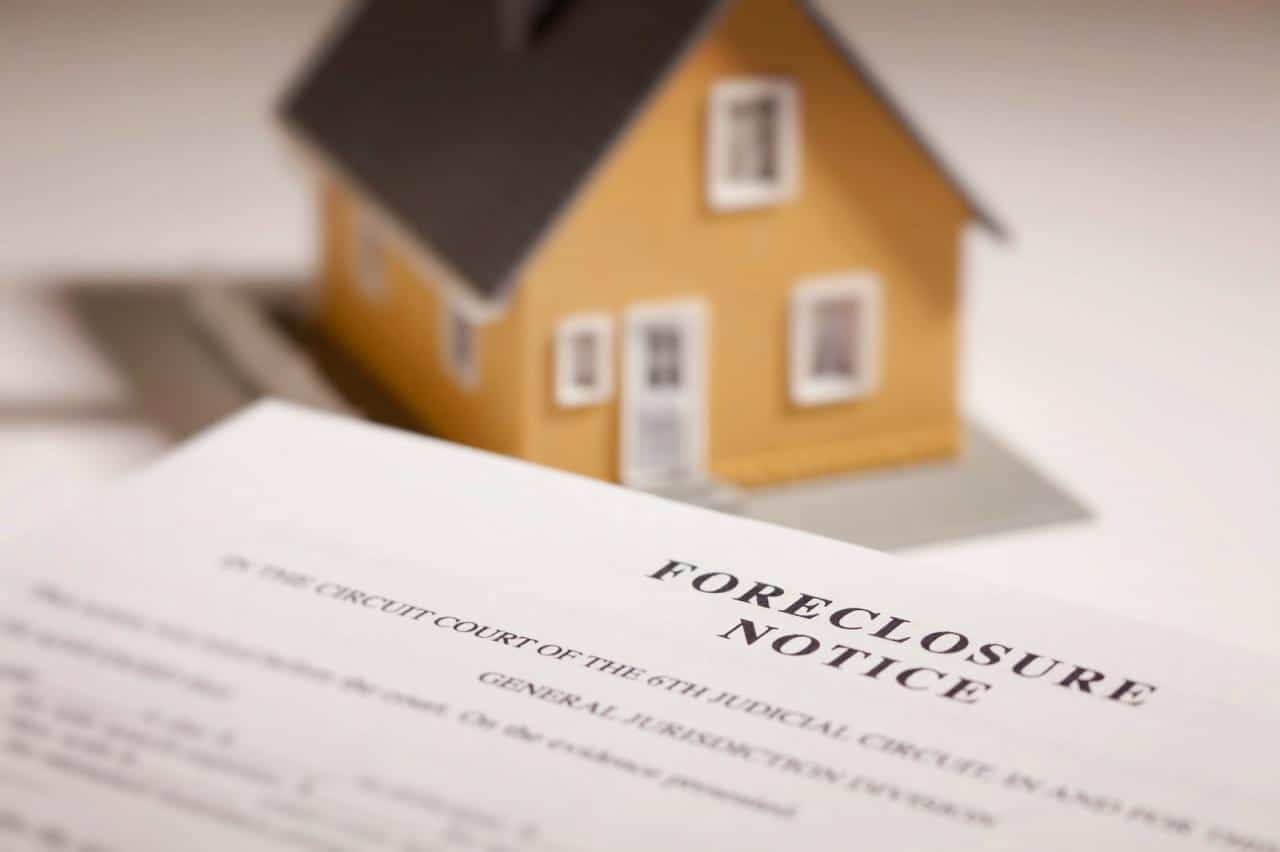 What are the qualifications for free foreclosure legal assistance?